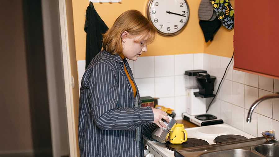 Nuori keittiössä.