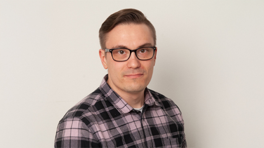 Henkilö, jolla on ruudullinen paita.